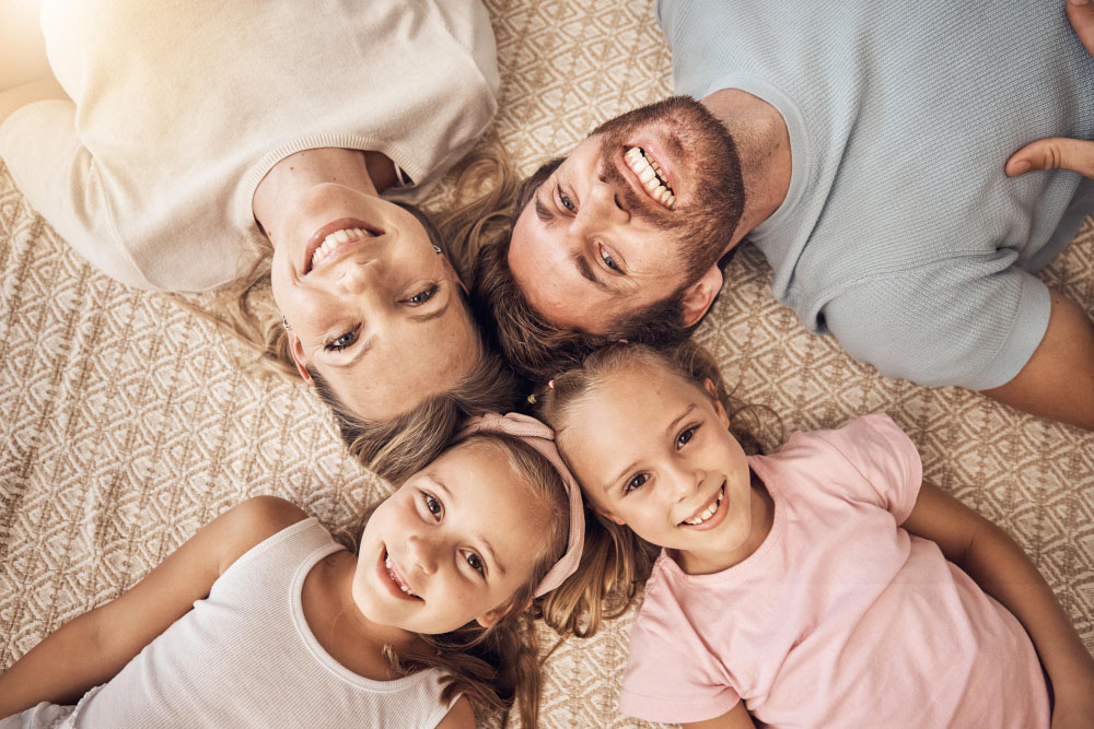Familie ligger på gulvet