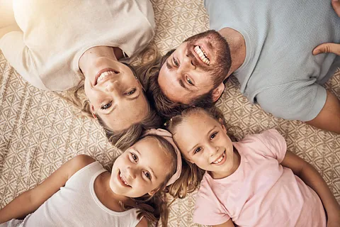 Familie ligger på gulvet